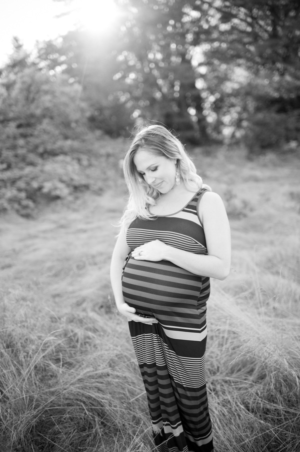 Black & White Maternity Photo by Sea Studio